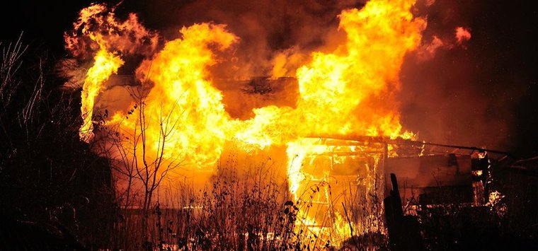 Три хозпостройки сгорели в островской деревне Шенихово