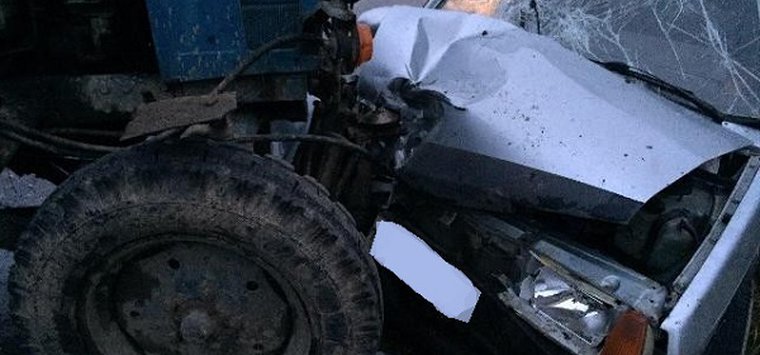 Трактор врезался в ВАЗ на дороге Остров – Вышгородок