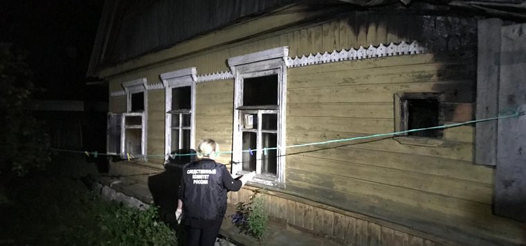 Во время тушения пожара в Острове найдены тела супругов с рублеными ранами