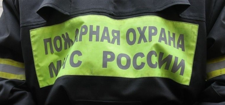 В Острове из-за неосторожности произошел пожар на Полевой