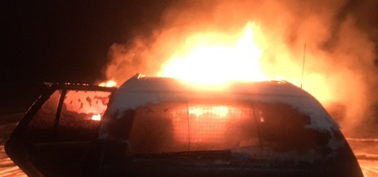 Автомобиль «Вольво» подожгли в Острове