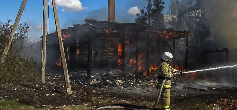Жилой дом сгорел в Островском районе из-за неосторожного курения