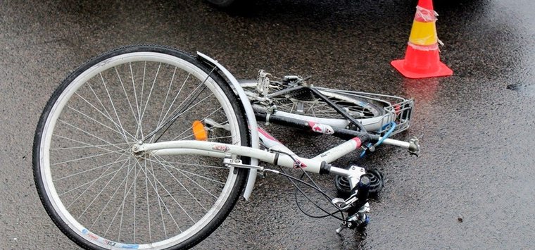 Автомобиль наехал на велосипедистку около бани в Острове
