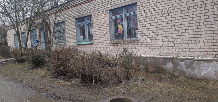 Дмитрий Быстров ответил на обращение об открытых люках и сломанных качелях у детсада