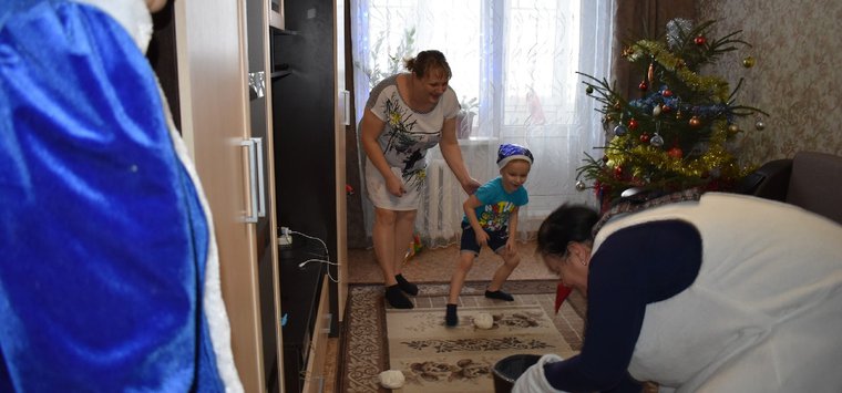 Сказку на дом доставили волонтеры особенным детям Острова