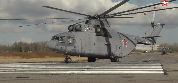 Летчики отработали посадку вертолетов «вслепую» на аэродроме в Острове