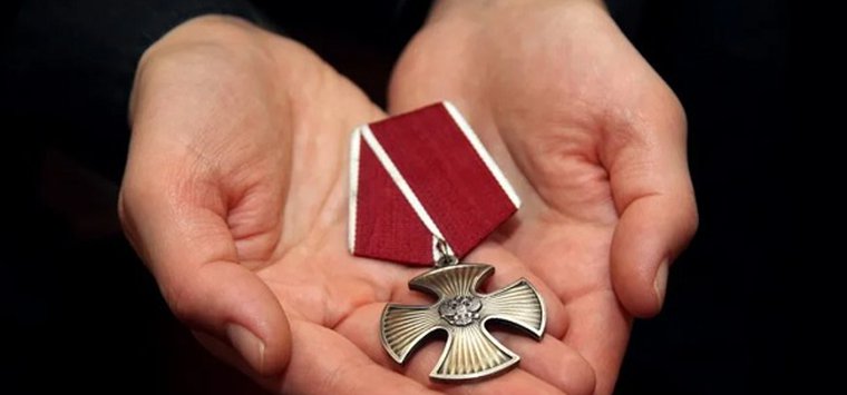 Островичке-матери погибшего военнослужащего передали орден Мужества