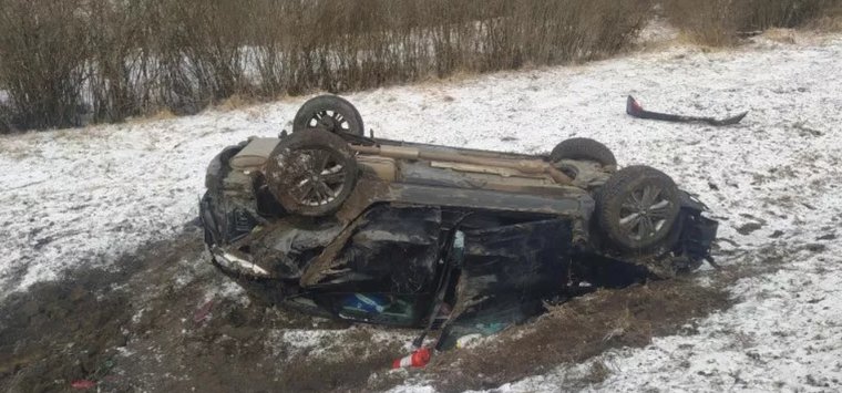 Внедорожник опрокинулся в Островском районе, пострадали три человека