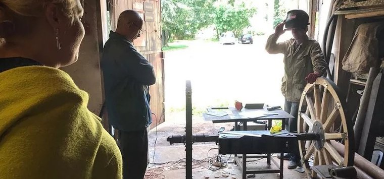 В Островском районе восстанавливают 37-миллиметровую пушку