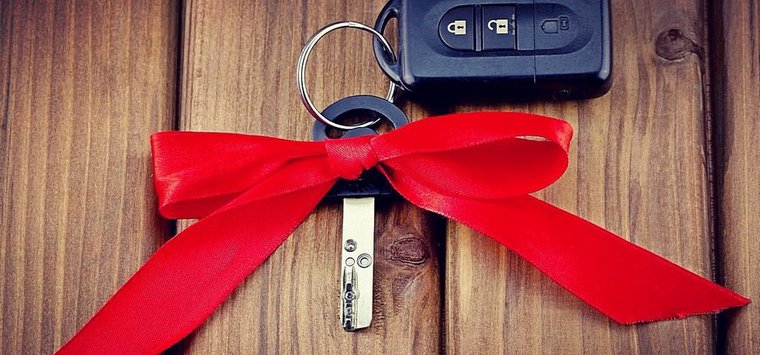 Автомобиль пообещал губернатор семье из Островского района