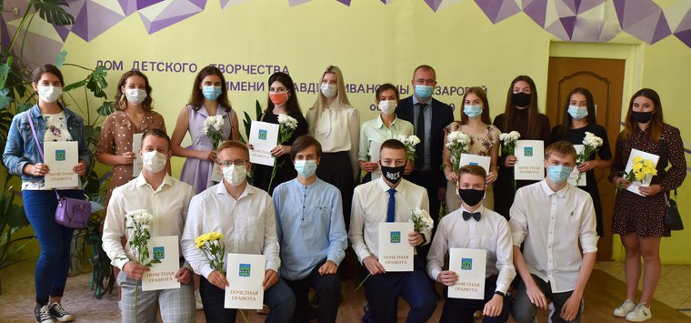 Лучшие ученики островских школ получили почетные грамоты
