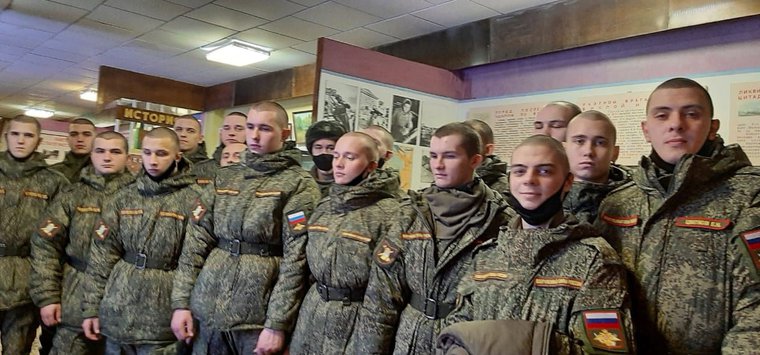 В Острове для курсантов организовали экскурсию в комнату воинской славы