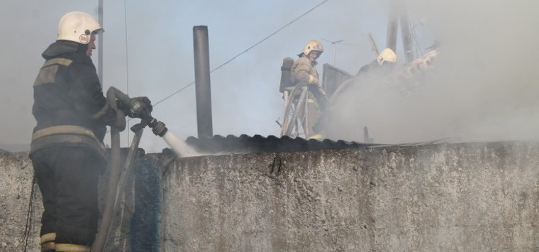 Три жилых дома горели в Островском районе