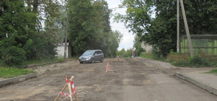 Проезжую часть ремонтируют на улице Ленина в Острове