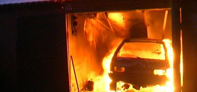 Дом и гараж с «Фольксвагеном» сгорели в Островском районе