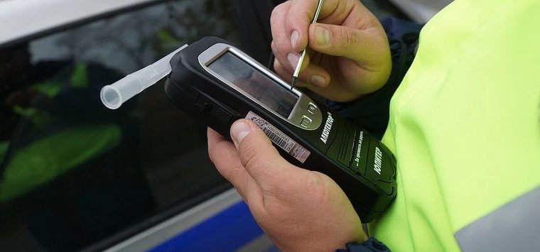 Пьяного мотоциклиста остановили полицейские в Острове