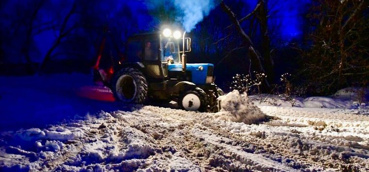 В Острове в уборке снега задействована вся спецтехника