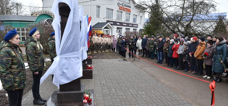 Память трех бойцов легендарной роты увековечили в Острове