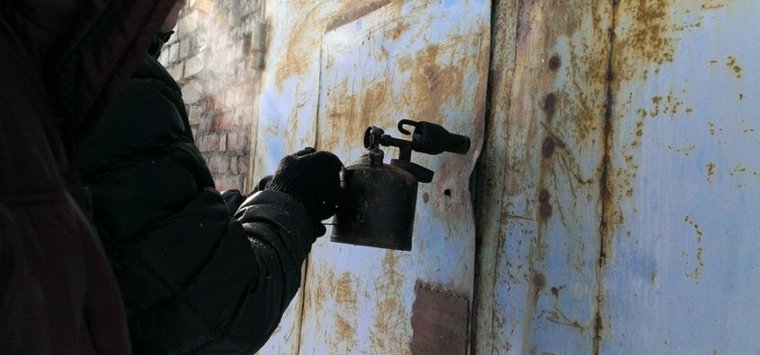 В краже имущества из гаражей в Острове подозреваются учащиеся