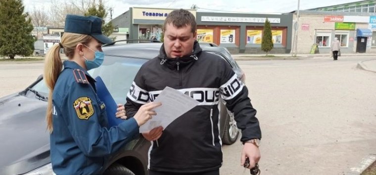 О запрете сжигания сухой травы напомнили островичам
