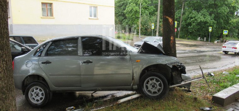 «Лада» врезалась в дерево на перекрестке в Острове