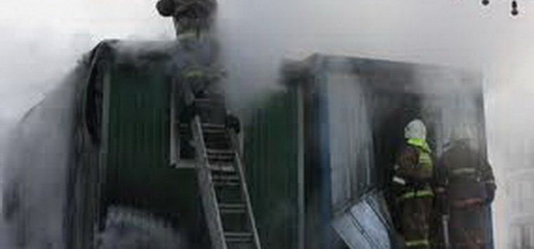 Строительный вагончик загорелся в Острове