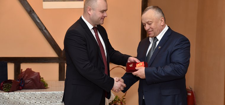 Экс-руководителю Островского района Павлу Мищенкову вручили медаль