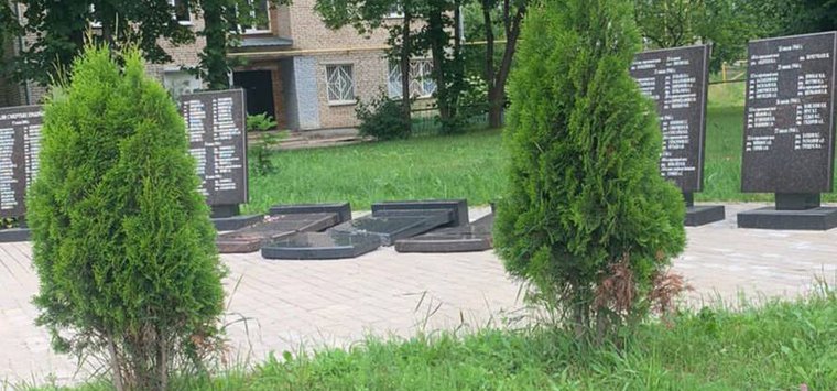 Психически нездоровый вандал расколол мемориальные плиты в Острове