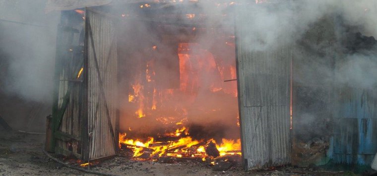 Гараж горел на улице Чкалова в Острове