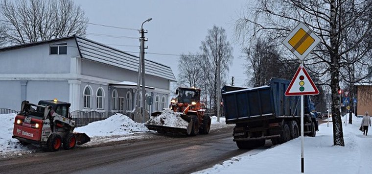 Улицы Острова убирают от снежных масс