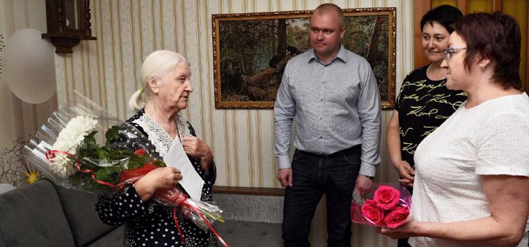 90-летняя островичка получила письмо от Путина и подарок