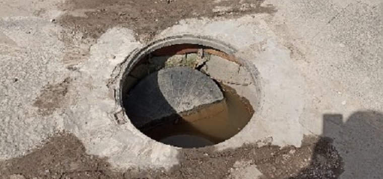 Опасный люк закрыли у отделения почты в Острове