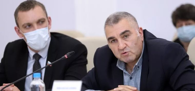 Армену Мнацаканяну вручили удостоверение депутата областного Собрания