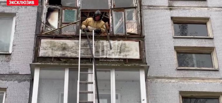 В Острове загорелся балкон в пятиэтажке