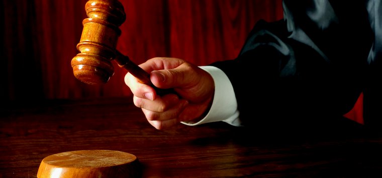 Суд рассмотрел дело об избиении островича поленом