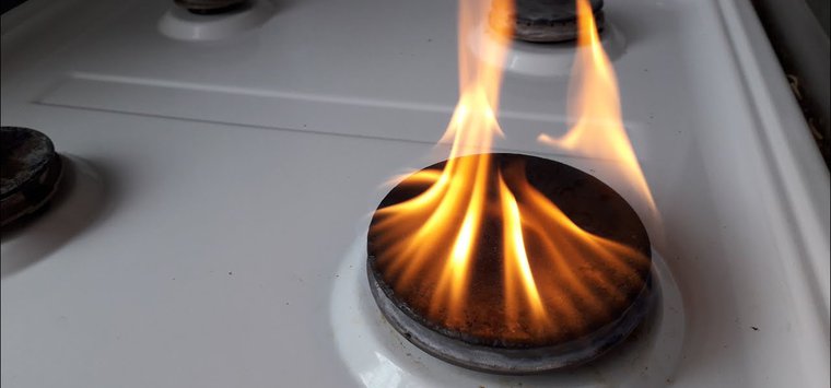 Газовая плита загорелась в доме на улице Петрова в Острове