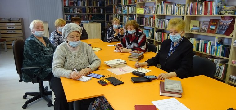 Пожилых островичей учат пользоваться планшетами