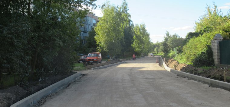 Ремонт дороги идёт возле городского суда в Острове