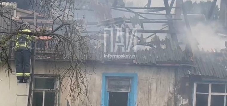 Пожарные спасли пенсионеров из горящего дома в Острове