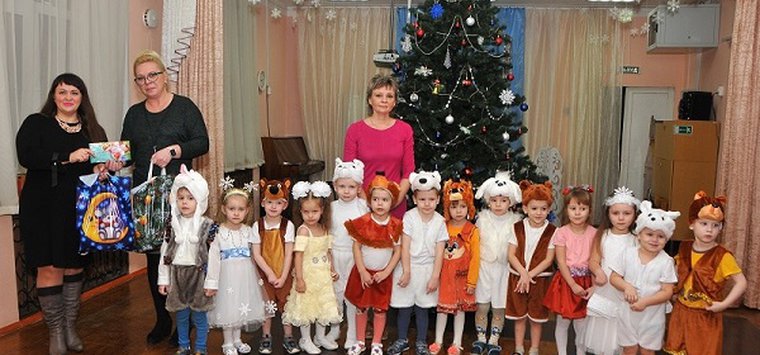 Юные островичи получили новогодние подарки от Островского райпо