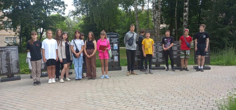 Юные островичи почтили память героев-освободителей