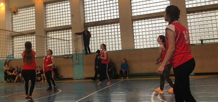 Победу на зональном этапе соревнований одержали островские волейболисты