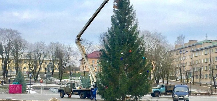 Новогоднюю ель решили демонтировать в Острове из-за сильного ветра