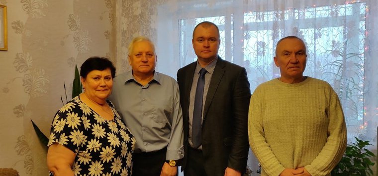 Власти Островского района поздравили фронтовиков с Новым годом