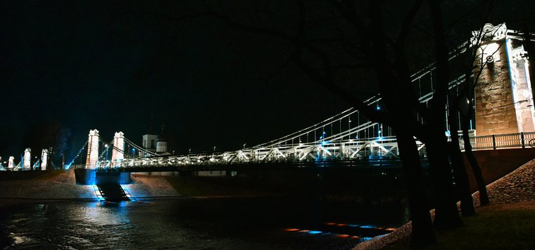Более 350 светильников установлены на цепных мостах в Острове