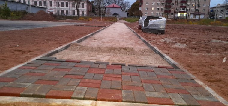 Тротуарную плитку укладывают в Детском парке Острова