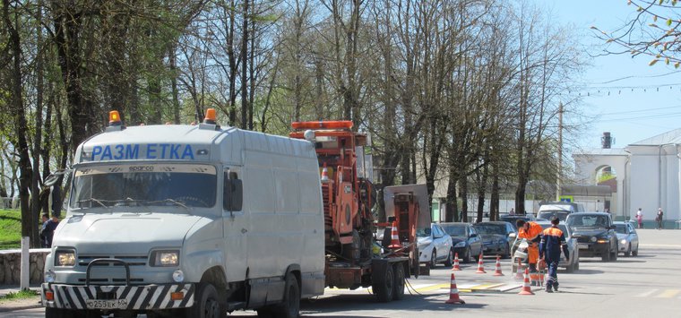 Фотофакт: Новую разметку наносят на улицах Острова
