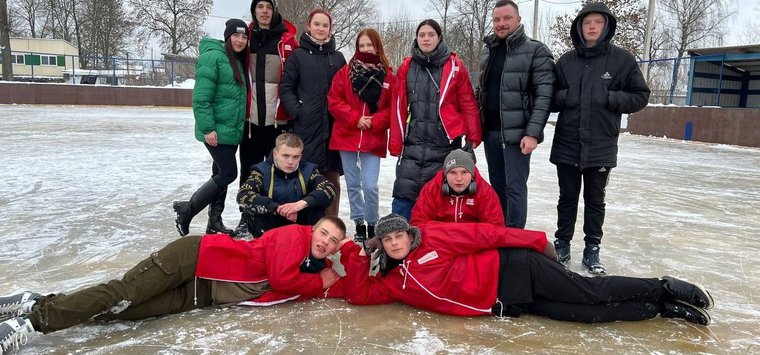 В Острове волонтёры помогли расчистить от снега городской каток