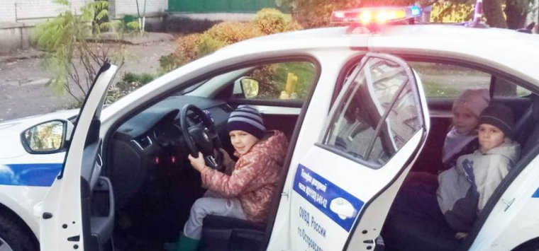 Роль инспекторов ГИБДД примерили на себя юные островичи