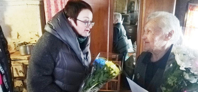 Власти поздравили с юбилеем старейшую жительницу деревни Заньково